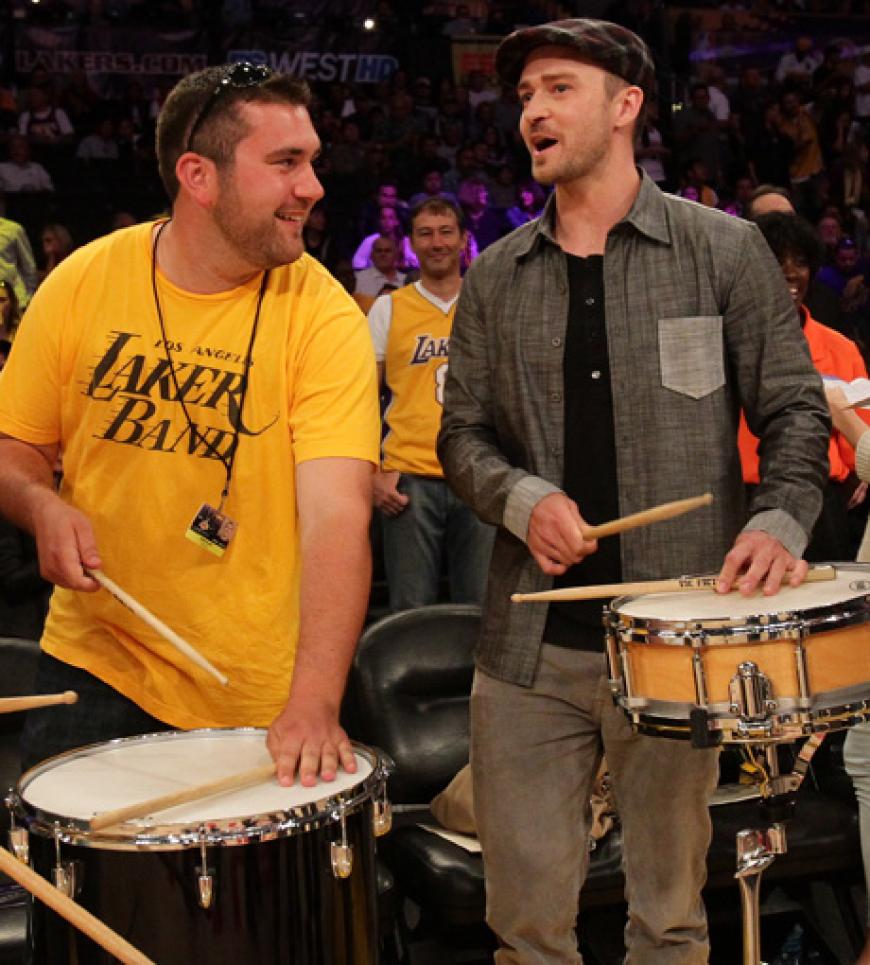 Gute Laune! Justin Timberlake heizt dem Publikum mit der anwesenden Band ordentlich ein