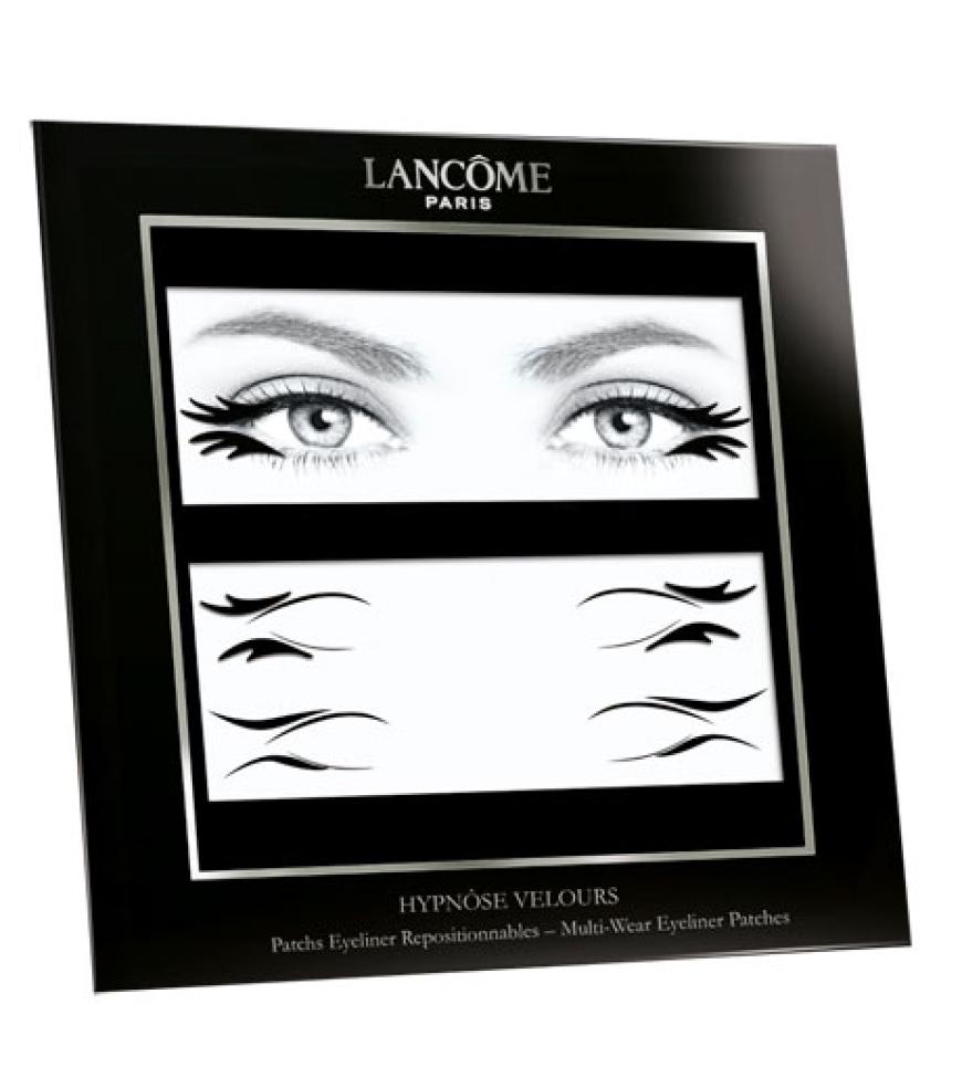 Mit Hypnôse Velours Eyeliner Patches präsentiert Lancôme zum ersten Mal eine Kollektion mit drei Paaren von Lidstrichen, die auf das Augenlid aufgeklebt und bis zu dreimal wiederverwendet werden können!´