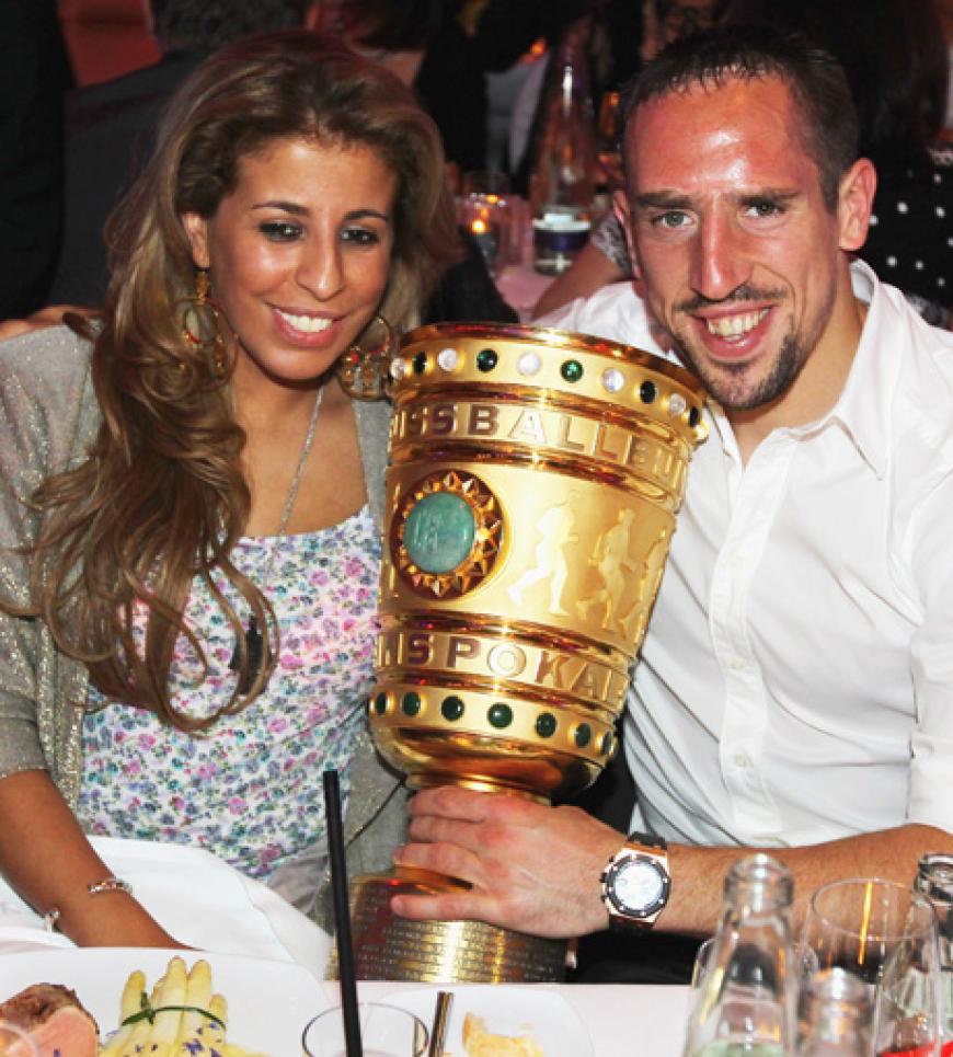 Skandale konnten dieser Ehe nichts anhaben. Der französische Kicker Franck Ribery ist noch immer mit Ehefrau Wahiba glücklich lieert