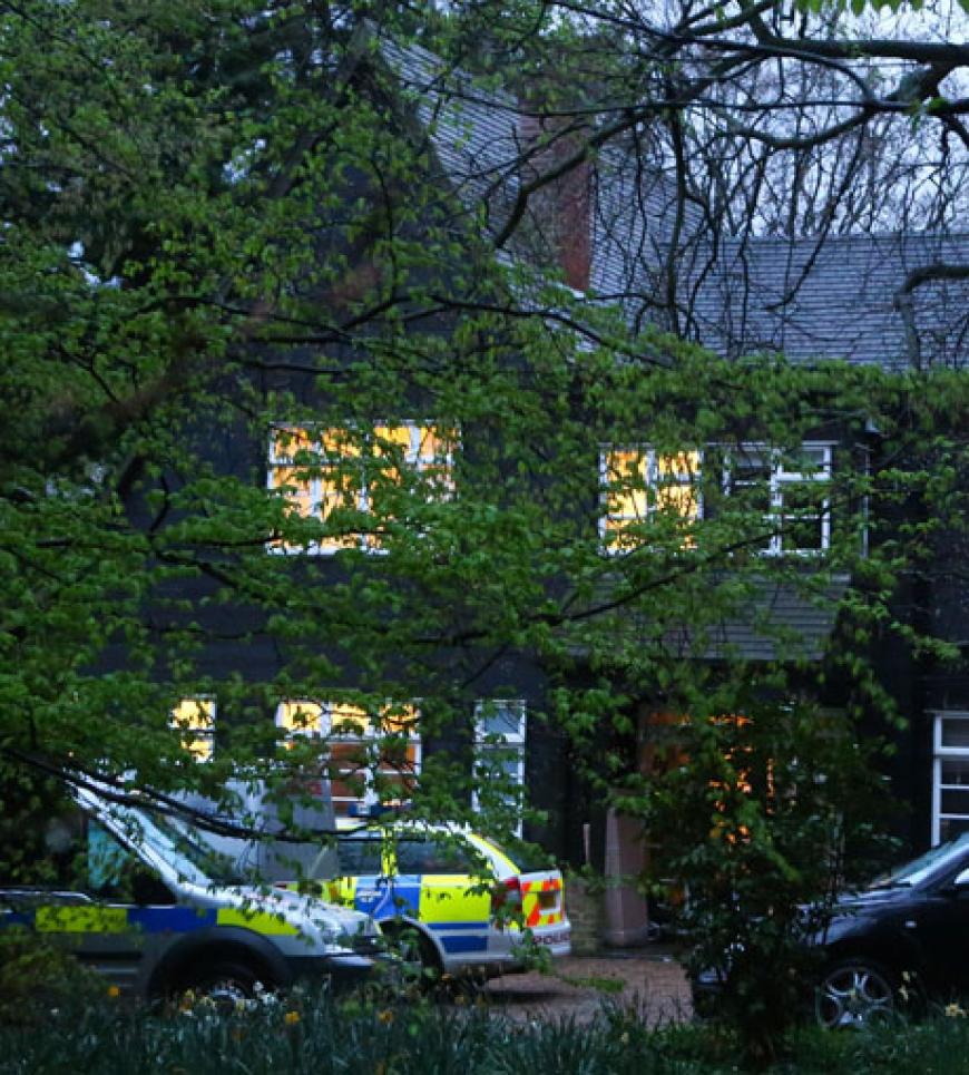 Die Polizei vor dem Anwesen von Peaches Geldof. Die Beamten wurden gegen Mittag zu einem Notfall gerufen. In der Not-Aufnahme sei Peaches Geldof dann für tot erklärt worden, heißt es in den Medien