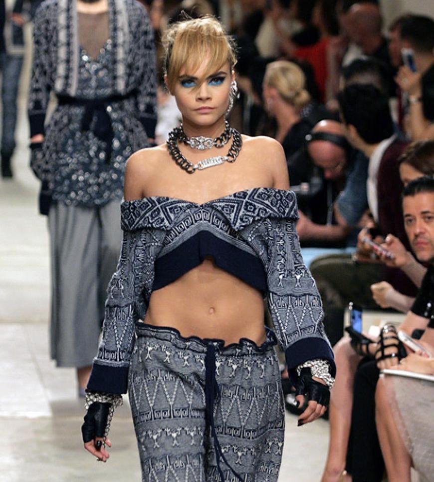 Das Model der Stunde, Cara Delevingne, zeigt bei Chanel die Wandelbarkeit des Bauchfrei-Looks. Très chic!