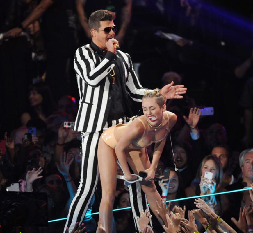 Einfach nur peinlich: Miley Cyrus performt mit Robin Thicke bei den VMA am 25. August und kassiert für ihre obszönen Tanzeinlagen viel Kritik