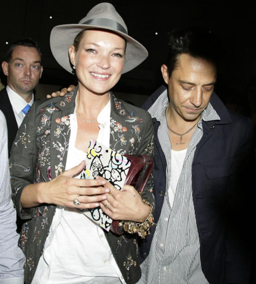 Morgen (01.07.2011) startet die mehrtägige Hochzeitsmarathon von Kate Moss und Jamie Hince. Die beiden zelebrieren ihre Hochzeit weniger als einfacher Feier als als ein Festival
