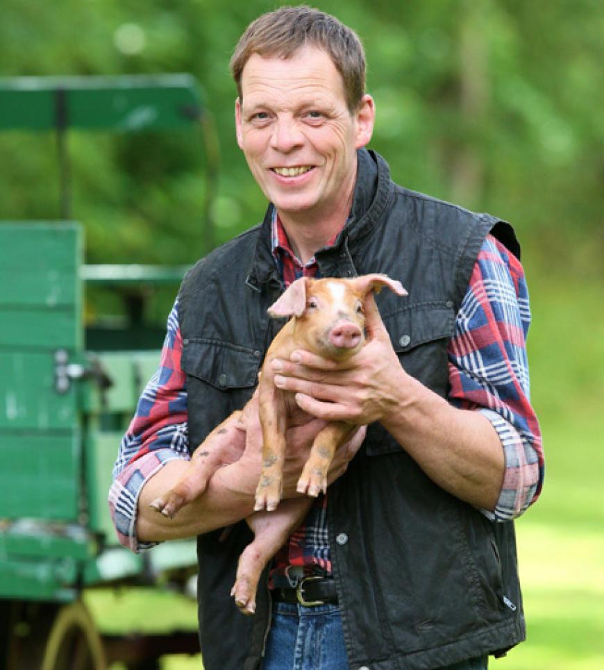 Der sensible Schweinebauer Heinrich, 50, vom Niederrhein lebt mit seiner Mutter auf einem Hof mit 580 Schweinen und zwei Hunden