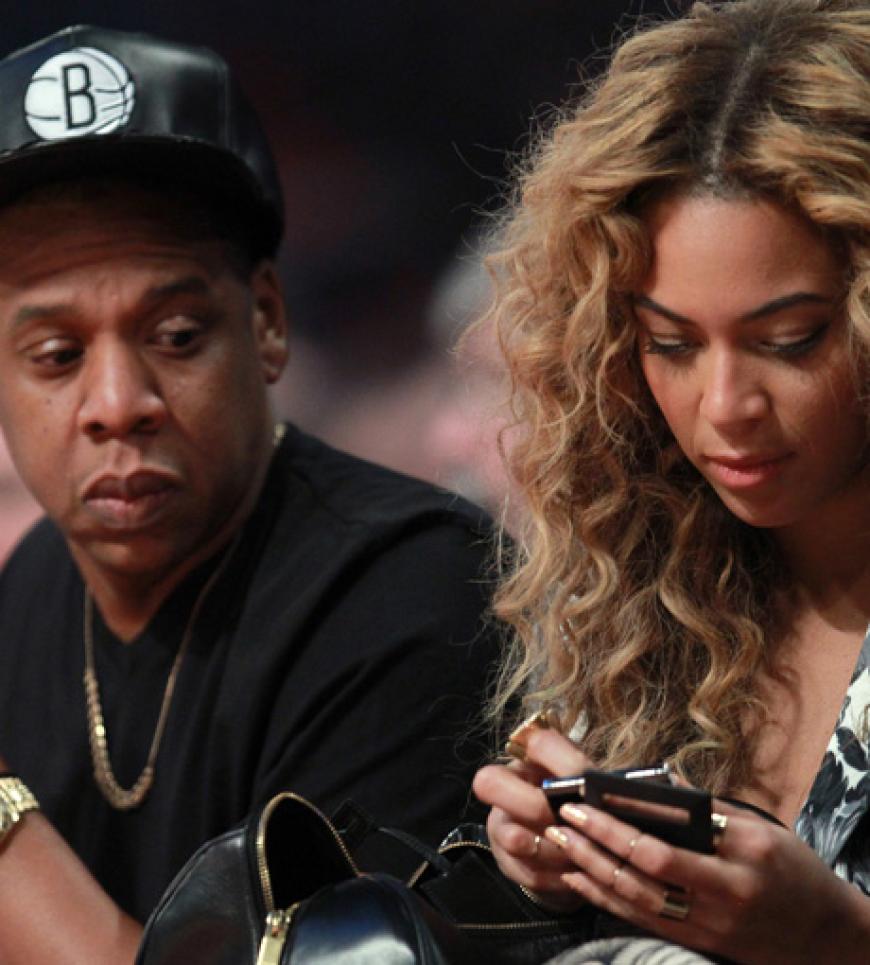 Na, wem Beyoncé wohl eine Sms schreibt?