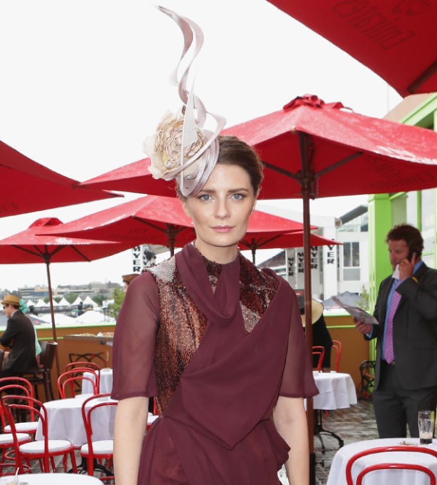 Das letzte Einhorn? Diesmal nicht. Es handelt sich hierbei um Schauspielerin Mischa Barton, die zu einem Pferderennen in Melbourne mit diesem eigenartigen Kopfschmuck kam.