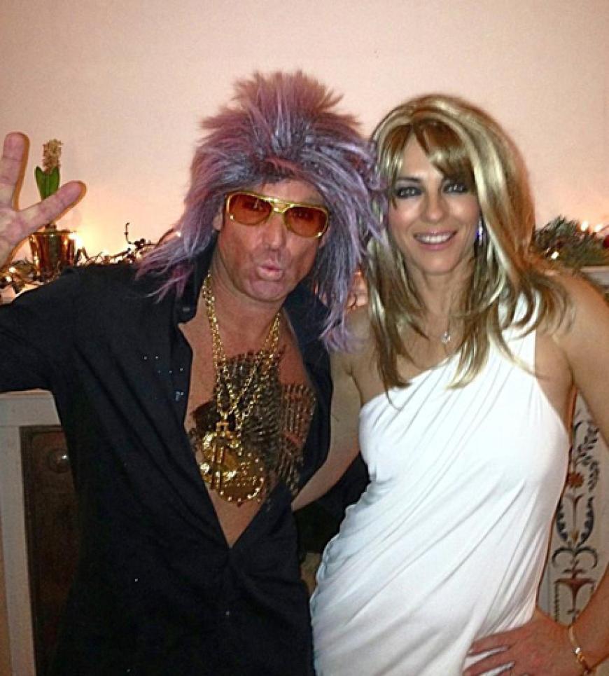 Welches Rockerpaar haben wir denn da? Shane Warne und Liz Hurley feierten Silvester auf einer 70er Jahre Party
