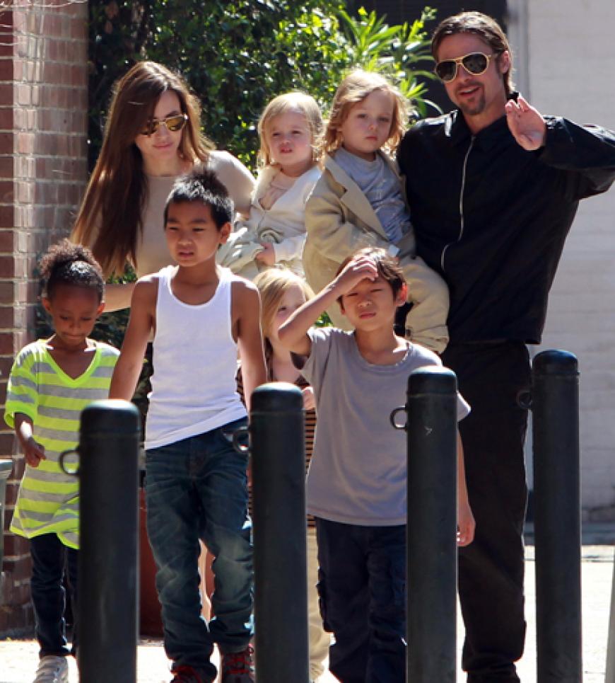 Die wohl bekannteste Promi-Familie Hollywoods: Die Jolie-Pitts. Das Paar hat drei leibliche Kinder (Shiloh & die Zwillinge Vivienne und Knox), sowie drei adoptierte Kinder: Maddox (aus Kambodscha), Pax (aus Vietnam) und Zahara (aus Äthiopien)