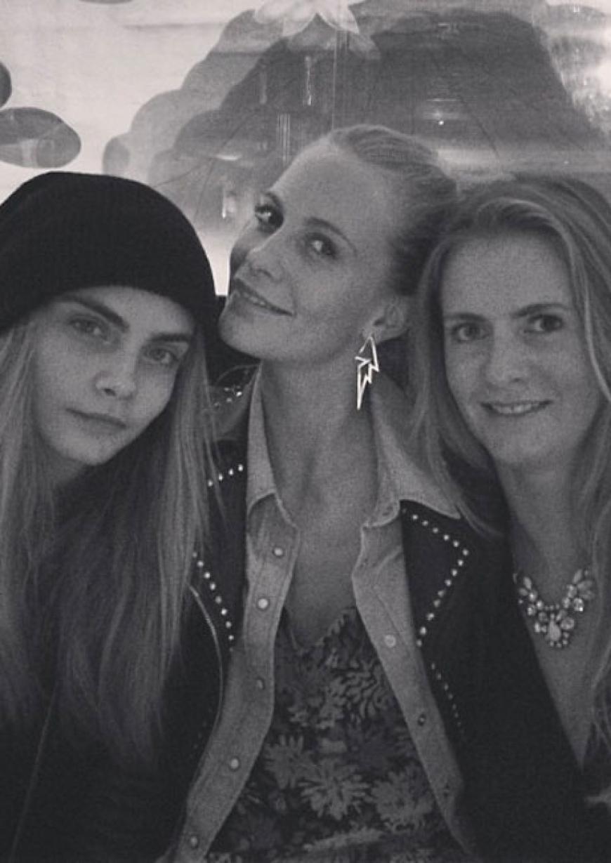 Wussten Sie, dass es neben Cara und Poppy Delevingne noch eine dritte Schwester gibt? Chloe Delevingne ist allerdings kein Model, sondern Barbesitzerin