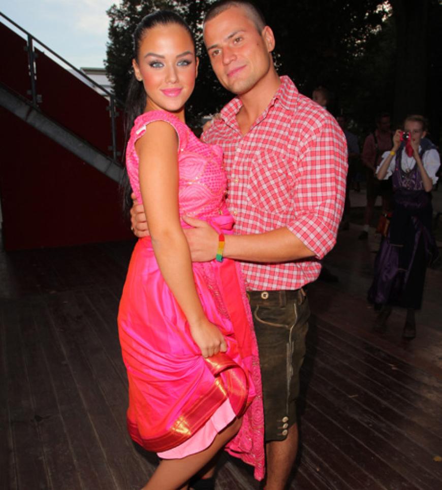 Haben sich farblich abgestimmt: Kim Gloss (mit kleinem Babybauch) und Rocco Stark