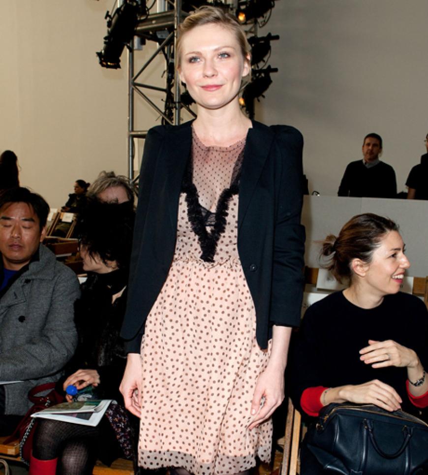 Inzwischen ist Kirsten Dunst nach privaten Rückschlägen (Alkohol) wieder auf der Leinwand zu sehen. Außerdem hat sie einige lukrative Model-Jobs an Land gezogen