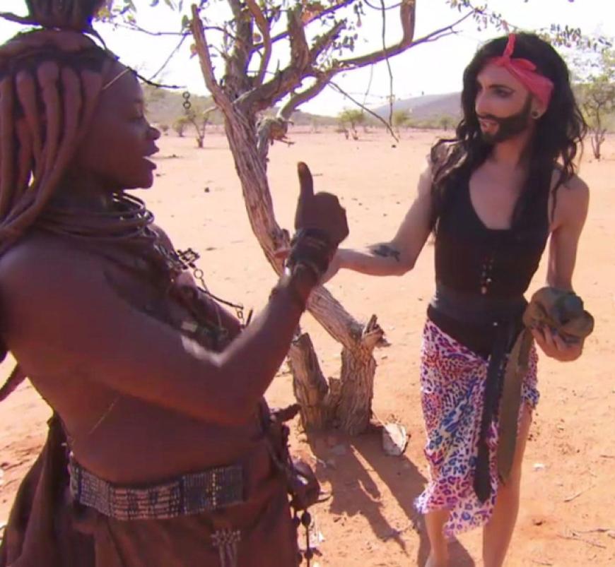 Conchita Wurst erklärt den Himba-Frauen, ob er/sie nun ein Mann oder eine Frau ist