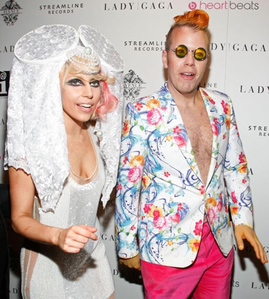 Zwei schräge Vögel haben sich gesucht und gefunden: Lady GaGa kommt gemeinsam mit Star-Blogger Perez Hilton bei den MTV Video Music Awards in New York an