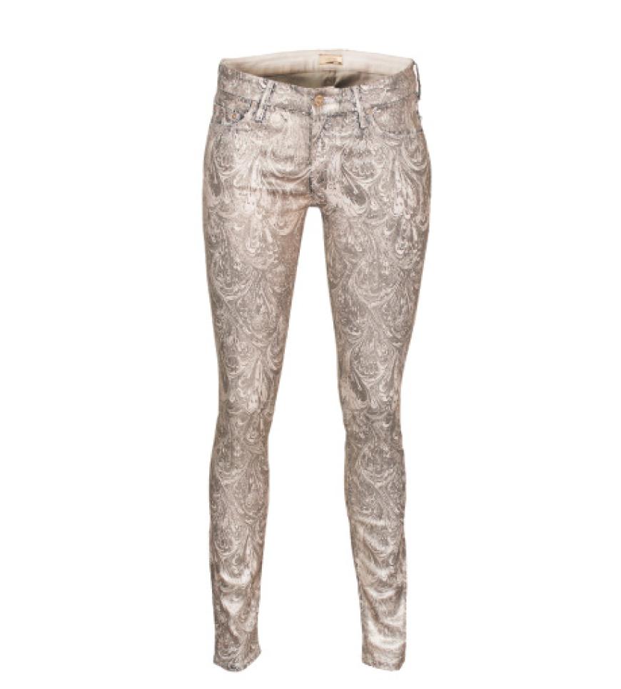 Ein Klassiker erfindet sich neu: Coole Prints und Schnitte, aber auch innovative Stylingideen sorgen jetzt für ein Jeans-Revival. OK! zeigt das Wichtigste im Überblick: Los geht’s mit den neuen Hosen!