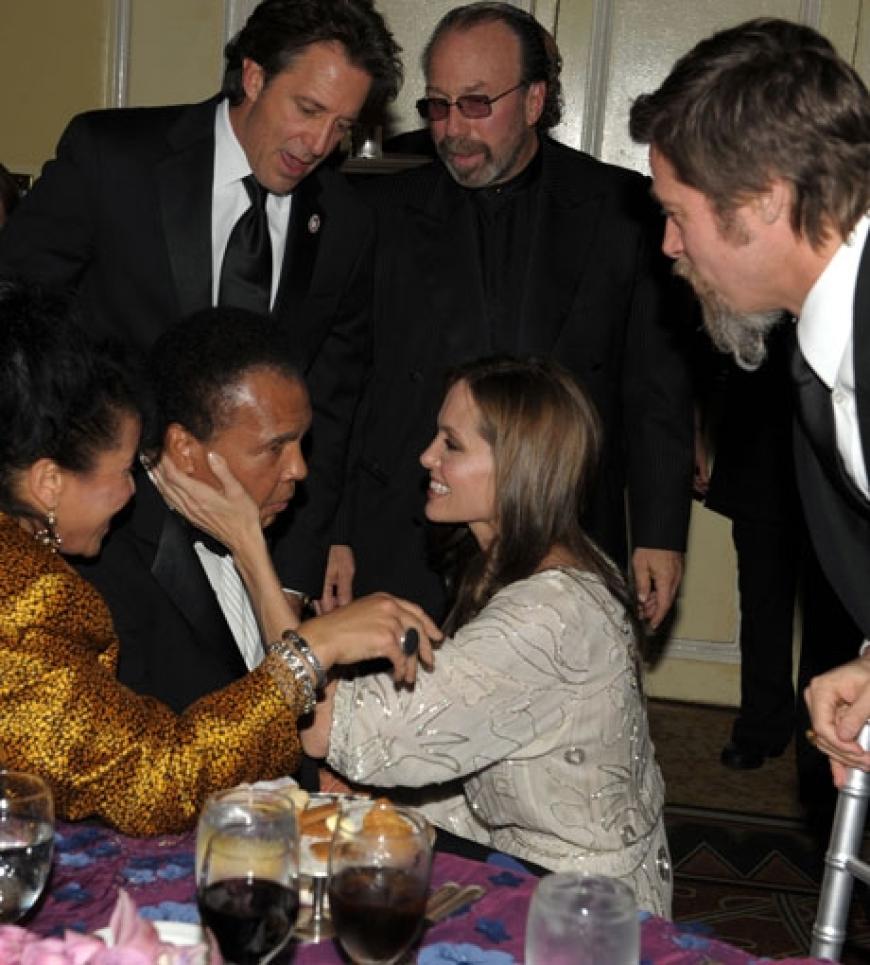 Angelina Jolie begrüßt Ex-Boxer Muhammad Ali, der an der Krankheit Parkinson leidet