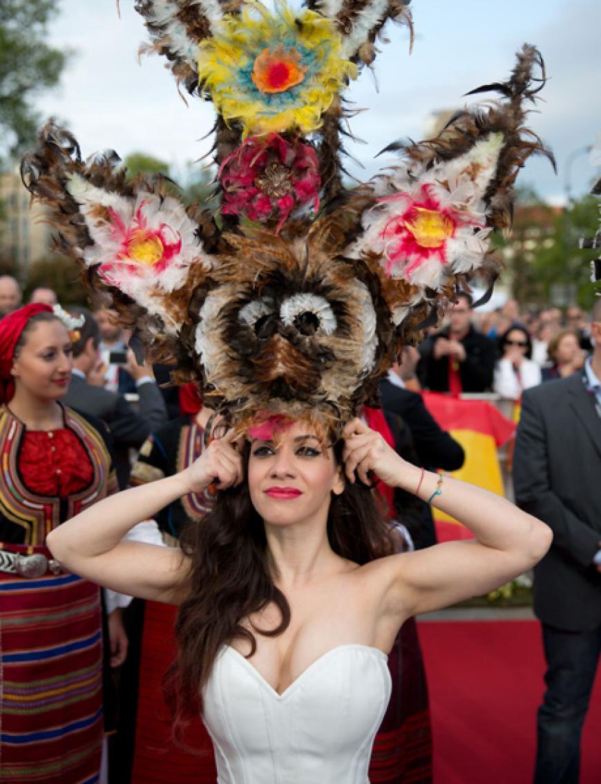 Mit aufwändigem Kopfschmuck kam Sängerin Elitsa Todorova (Bulgarien) zur Eröffnungsfeier des ESC in Malmö. Sie wird