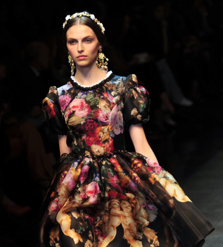 Neben opulenten Stickereien finden sich religiöse Motive in der Dolce & Gabbana Kollektion wieder. Beim genauen Hinschauen erkennt man die niedlichen Putten, die sich auf dem Kleid tummeln.
