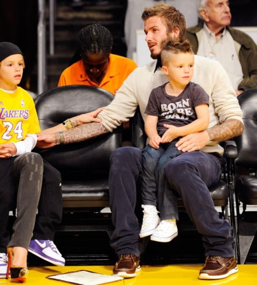 David Beckham hält seine Söhne fest