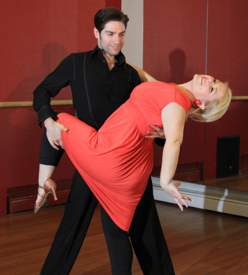 Maite verleiht jeder Show das gewisse Etwas. Bei den Proben mit ihrem Tanzpartner Christian streng sie sich dieses Mal richtig an, denn ihre Tochter würde den Pokal gerne bei sich zu Hause sehen!