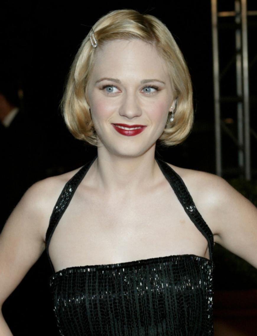'Who's that girl?' Wow, auf diesem Foto aus dem Jahr 2002 hätten wir diesen US-Serienstar gar nicht erkannt. Damals noch mit blondem Bob und keinen Klimper-Wimpern. Heute ist sie ein echter Hingucker!