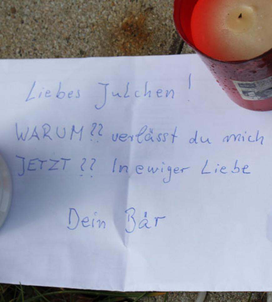 Unweit der Aussegnungshalle hatte ein Freund einen Zettel mit bewegender Botschaft abgelegt
