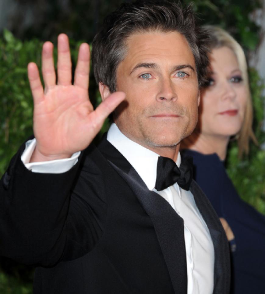 Rob Lowe winkt cool in die Kameras