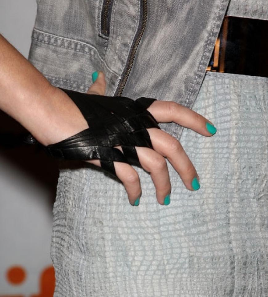... wenigstens stimmte sie ihren Nagellack auf ihr ungewöhnliches Outfit ab