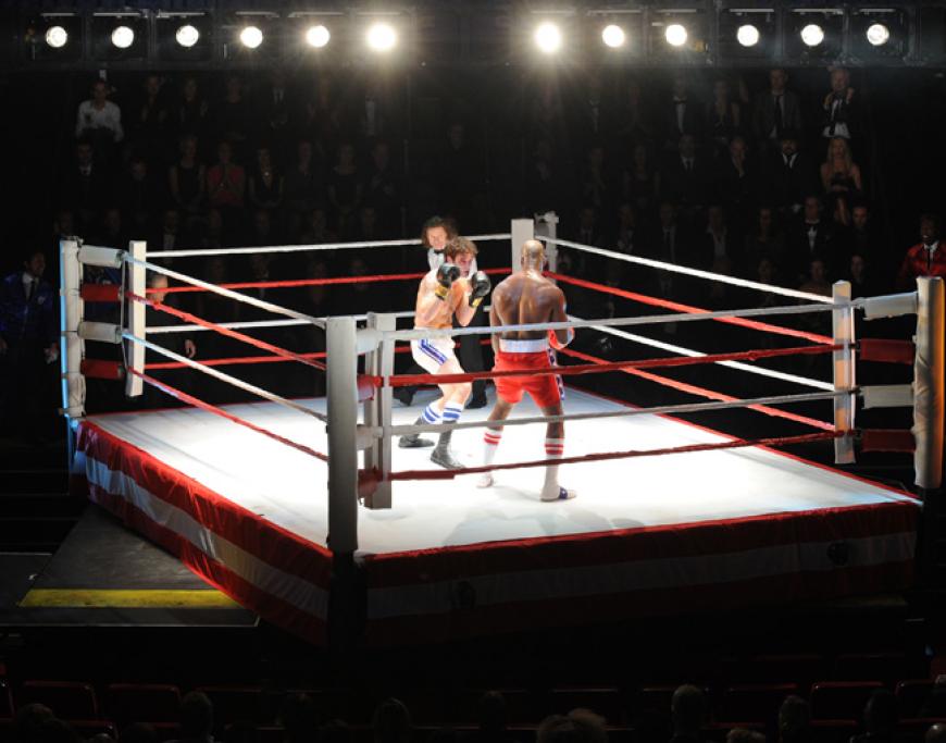 Der Fight mitten im Zuschauerraum: Schauspieler Drew Sarich (als
