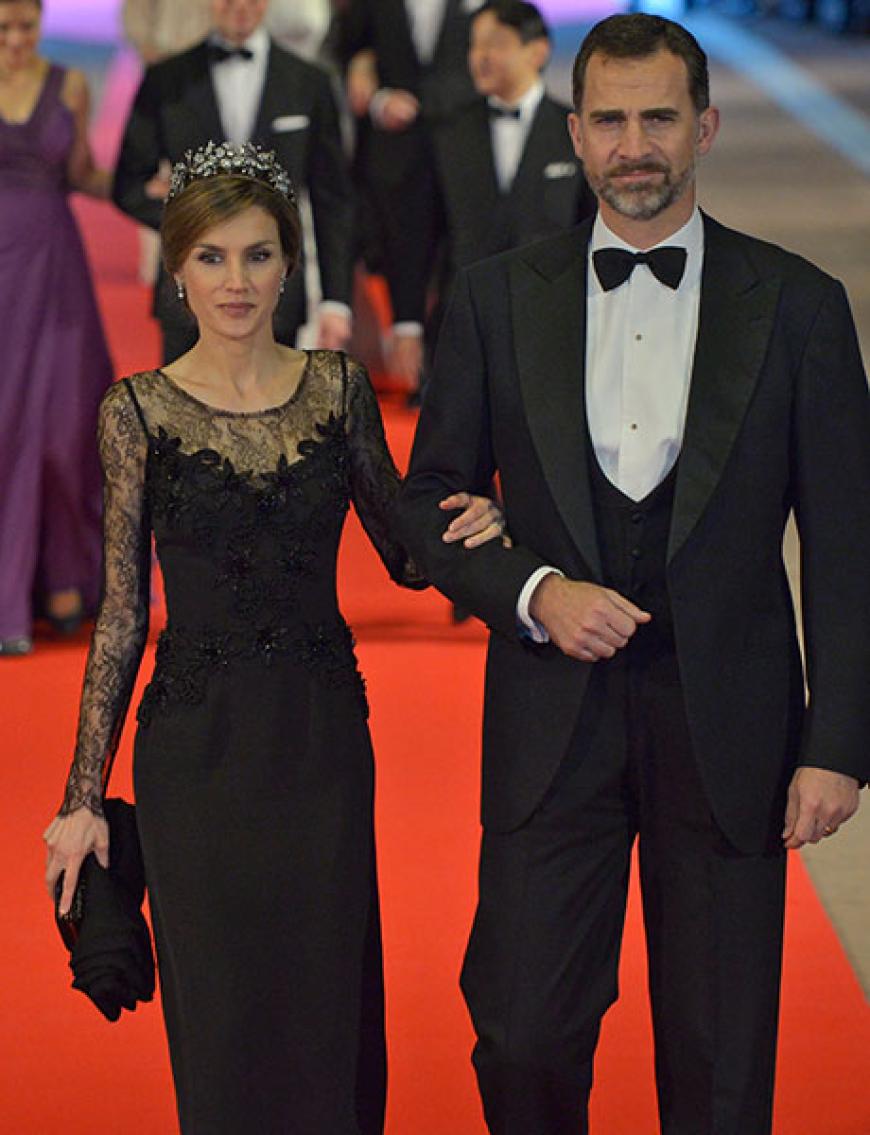 Als erstes reisen Prinzessin Letizia und Kronprinz Felipe von Spanien an. Die äußerst schlanke Prinzessin trug eine schwarze Robe ihres Lieblingsdesigners´ Felipe Varela