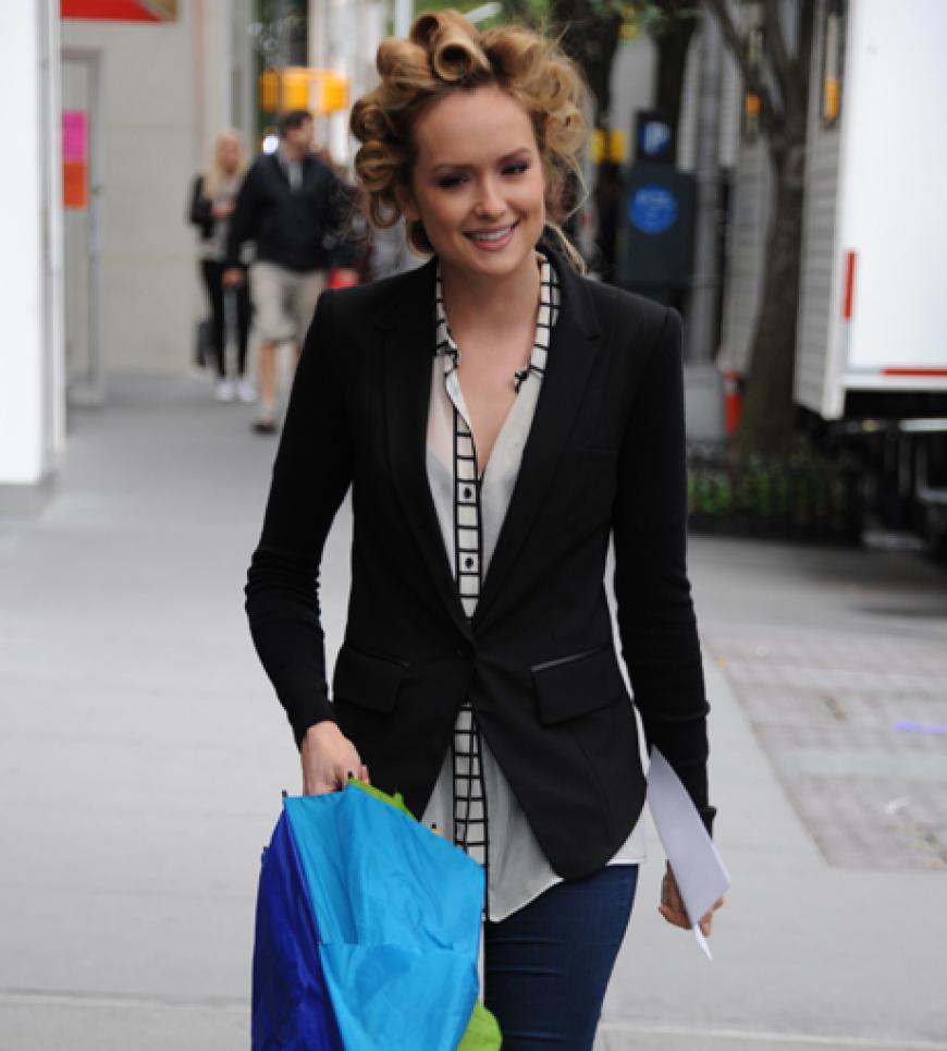 Regen und Wind - die Frisur muss trotzdem halten. Schauspielerin Kaylee Defer zeigt sich mit Lockenwicklern und allerbester Laune auf dem