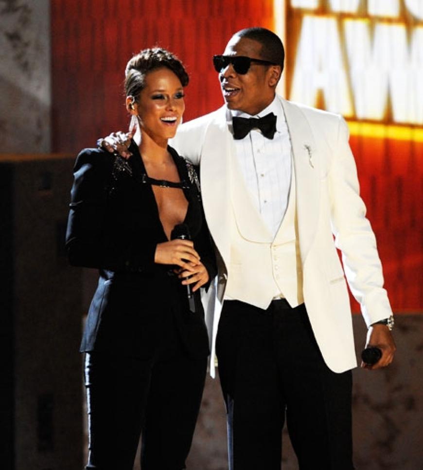 Alicia Keys steht gemeinsam mit Jay-Z auf der Bühne und performt die Single