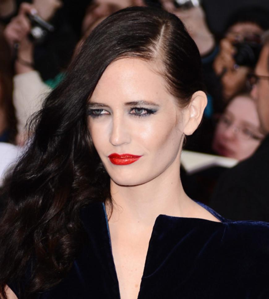 Eva Green erregte mit einem haarigen Malheur Aufsehen: Die Naturblondine hatte ihren hellen Haaransatz offenbar nicht gefärbt