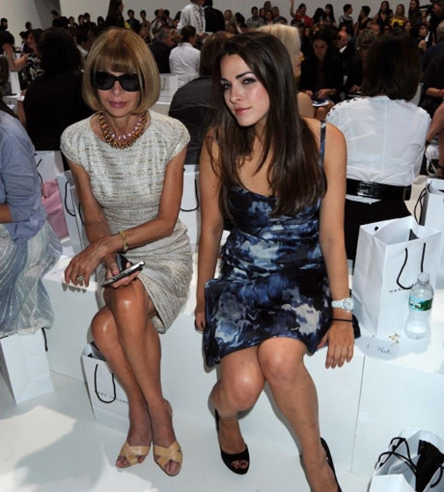 Trotz Krisengerüchte ist Vogue-Chefin Anna Wintour immer noch bei der Fashion Week dabei. Die Chefredakteurin hat offenbar noch nicht vor ihren Platz zu räumen