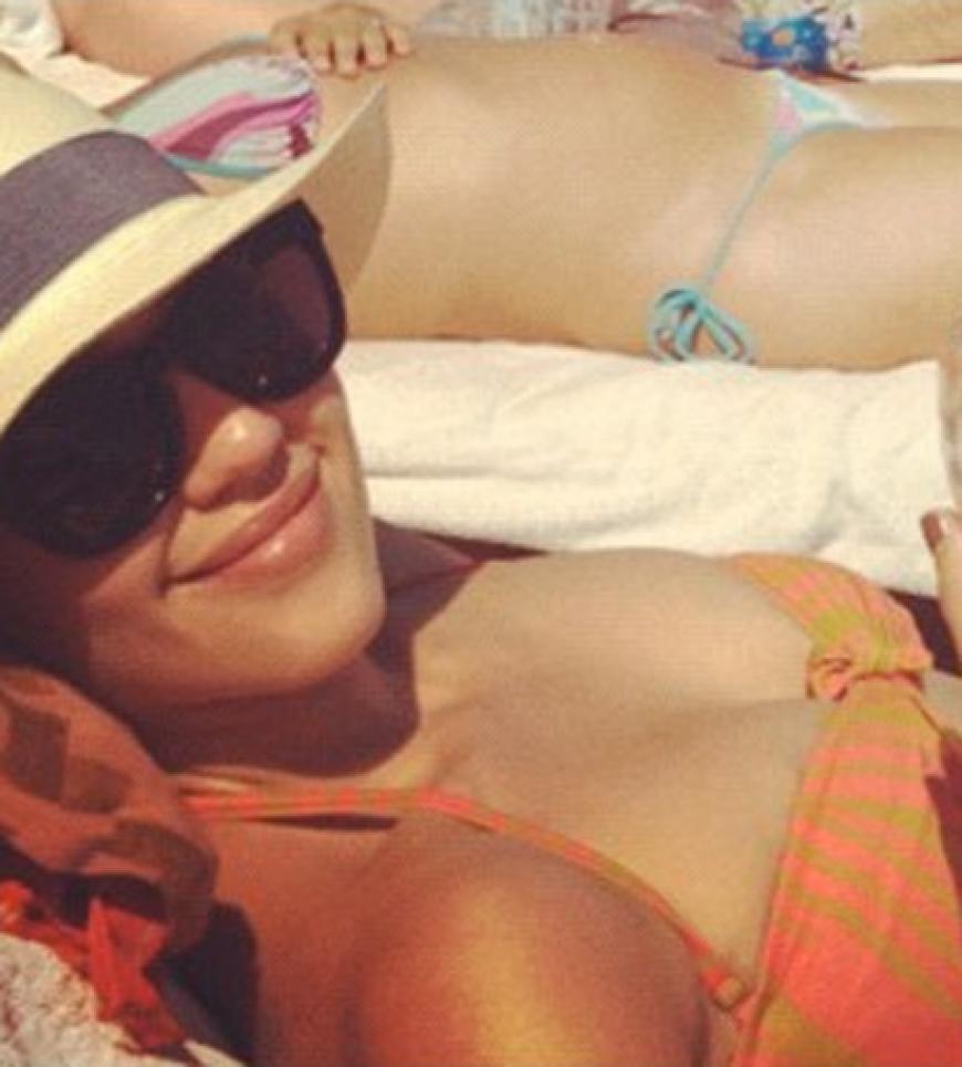Schauspielerin Jessica Alba urlaubt derzeit mit ihrer Familie in Italien. Einen sexy Schnappschuss vom Strand lud sie direkt auf Twitter hoch. We like!