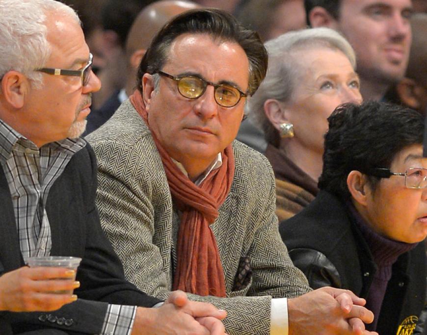 Hollywood-Star Andy Garcia ist die Ruhe vor dem Sturm. Beim Basketballspiel der LA Lakers gegen die New Orleans Hornets bewahrt er zunächst noch die Ruhe ...