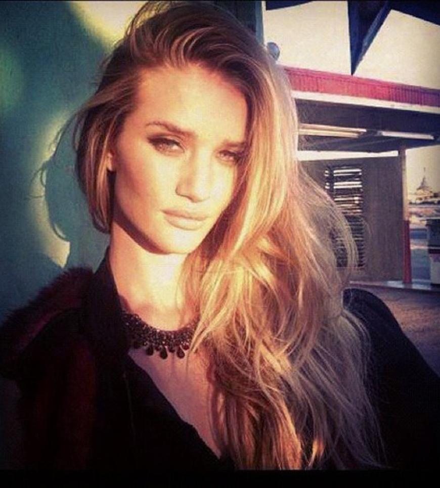 Wow! Model Rosie Huntington-Whiteley postete während einer Pause eines Shootings dieses sexy Foto von sich