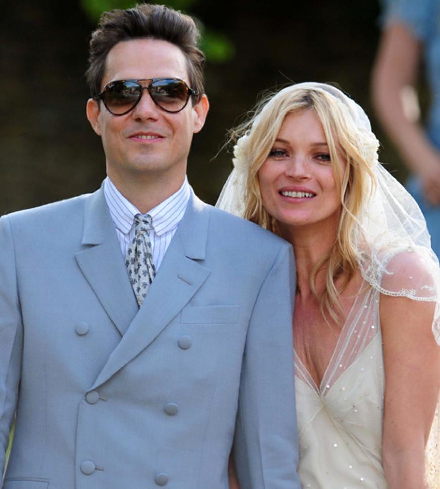 So happy! Auf diese Hochzeit wollte jeder! Und die Gästeliste konnte sich sehen lassen: Lustiger Zufall: Star-Fotograf Mario Testino, Marc Jacobs oder auch Jefferson Hack, der Ex von Kate und Vater ihrer Tochter Lila Grace, feierten mit