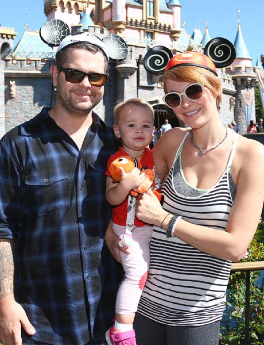 Familien-Ausflug: Jack Osbourne mit seiner Frau Lisa und Töchterchen im berühmten Disneyland