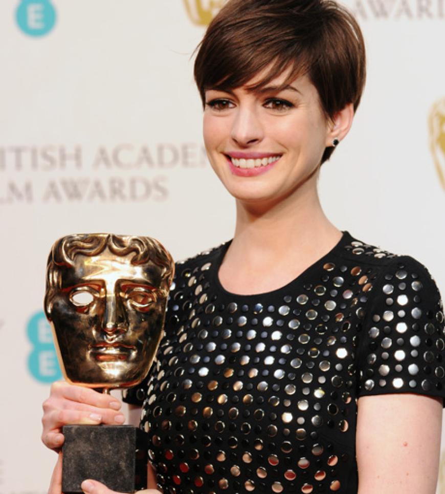 Anne Hathaway mit ihrer Trophäe, die sie für ihre Nebenrolle in dem Musical-Film