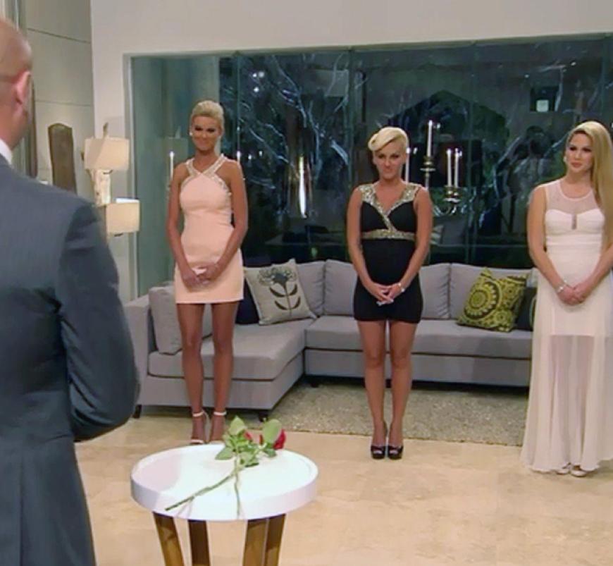 Die Damen haben sich schick gemacht. Wer muss fliegen? Susi! Warum? Naja, sie wollte nicht küssen, Angelina und Katja schon... bald ist das Finale! Wer wird mehr knutschen?