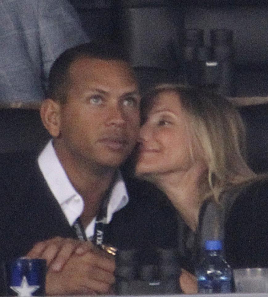 Als seien sie unbeobachtet turtelten A-Rod und Cameron Diaz auf der VIP-Bühne