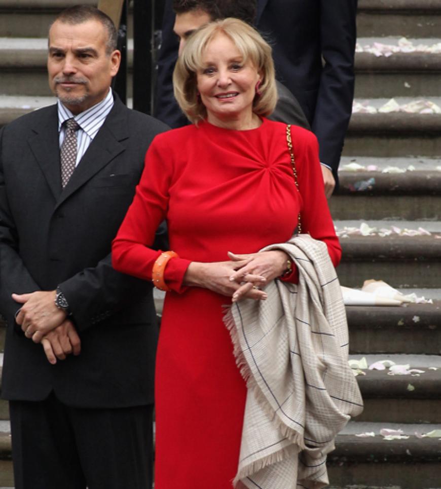 Genau wie die bekannte britische Moderatorin Barbara Walters