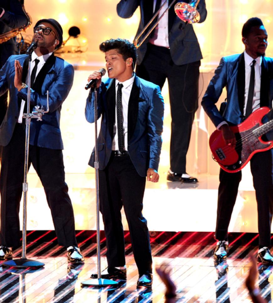 Mit Schlips und Tolle: Bruno Mars auf der Bühne