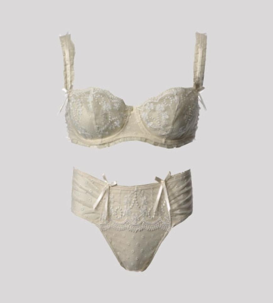 Satinschleifen von Janet Reger: Balkonett-BH ca. 110 Euro, Slip ca. 60 Euro