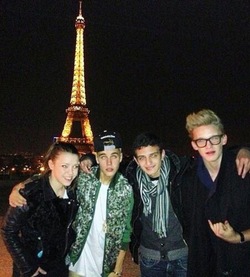 Justin Bieber ist aktuell in Paris unterwegs hier mit Freunden vorm Eifelturm. Quel vue!