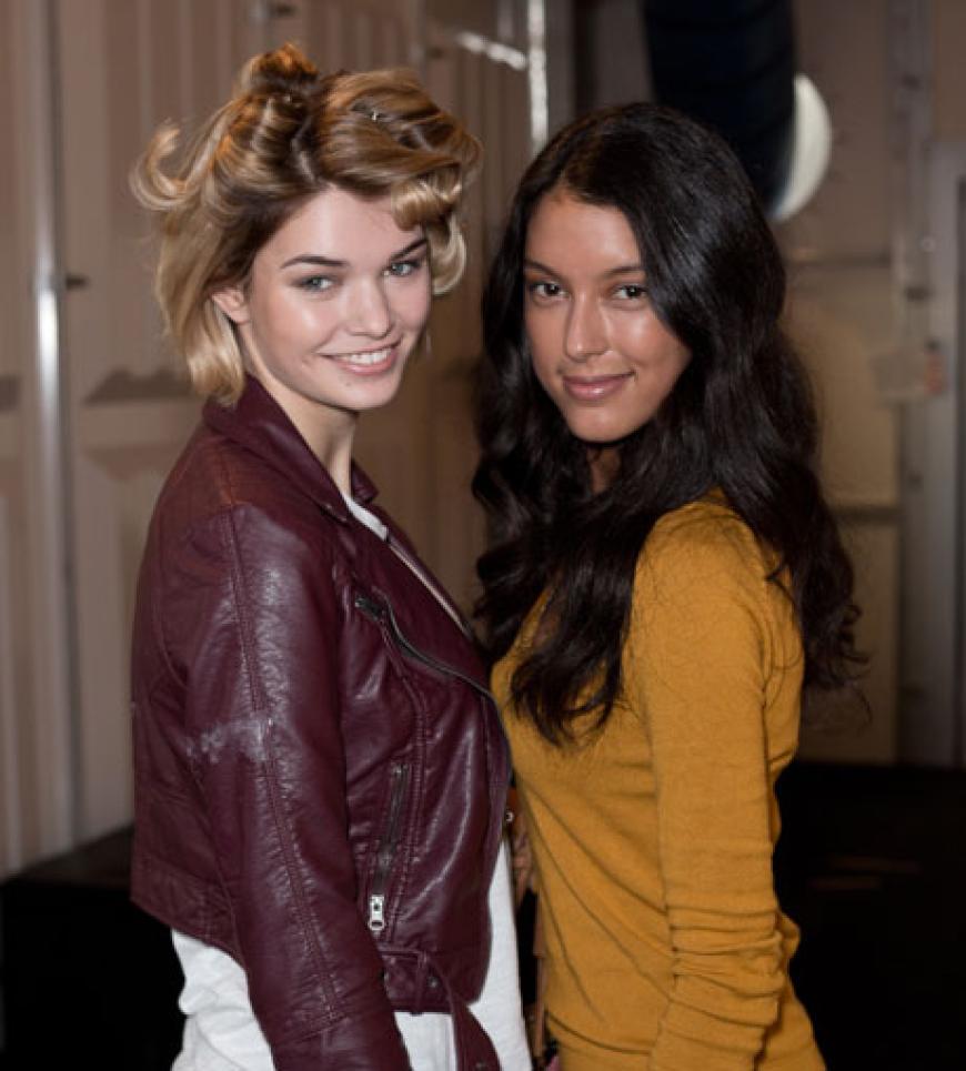 Models Luisa Hartema und Rebecca Mir vor der Eva Lutz Show