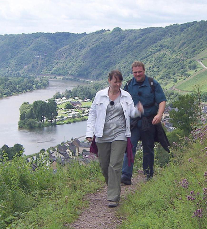 Martin und die Stadtverwaltungsangestellte Conny verbringen ihren ersten gemeinsamen Tag der Hofwoche. Später zeigt Martin Conny die Gegend und die beiden machen eine Wanderung durch die schönen Weinberge