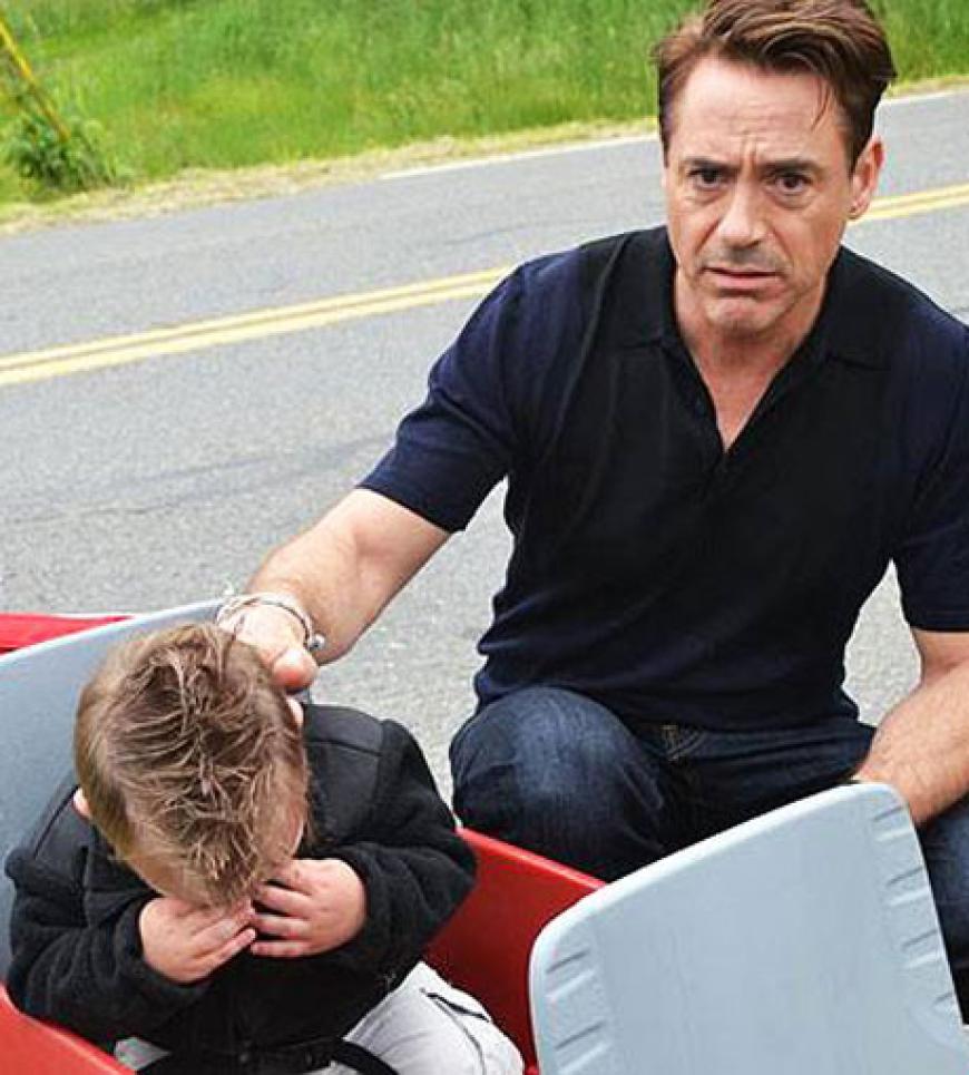 Robert Downey Jr. hat den kleinen Jaxson erschreckt Robert Downey Jr. hat den kleinen Jaxson erschreckt