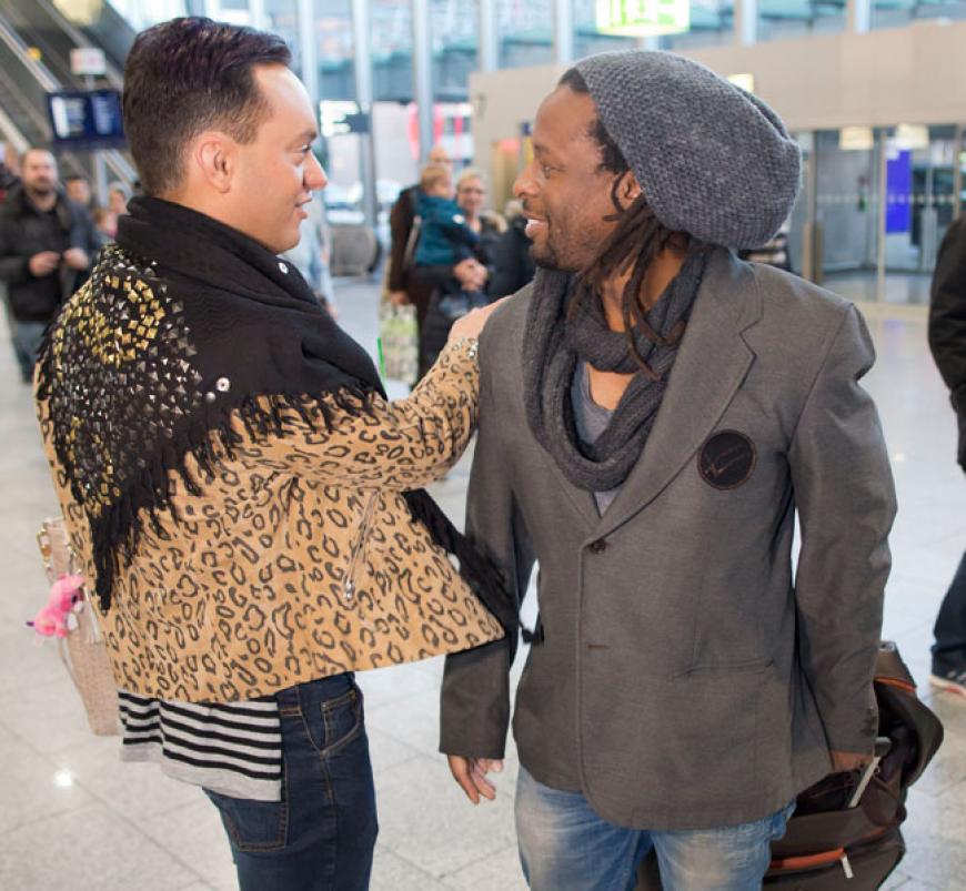 Gemeinsam mit Mola Adebisi (r.) bespricht Julian vorher noch wichtige Details