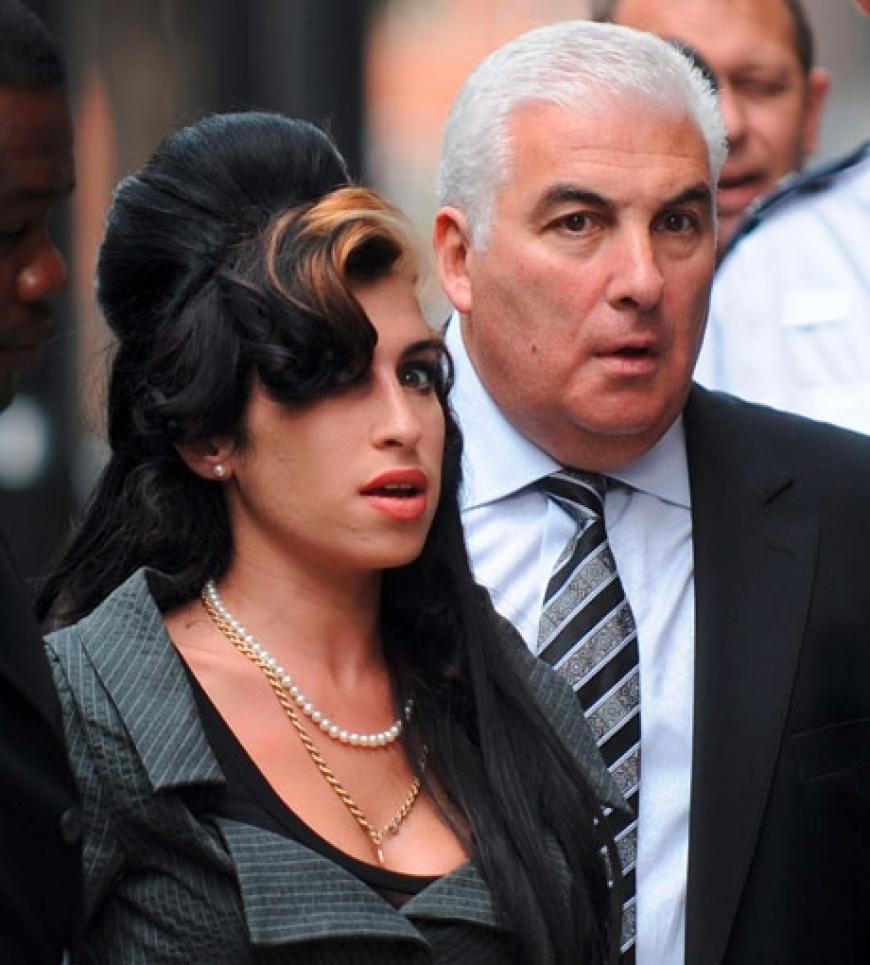 Immer an ihrer Seite: Vater Mitch Winehouse. Er unterstützt seine 25-jährige Tochter in jeder Angelegenheit und hält immer noch zu ihr